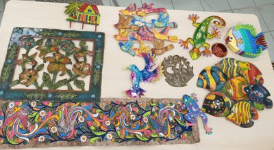 Ensemble de 7 décorations en métal et bois peint , art haiti…