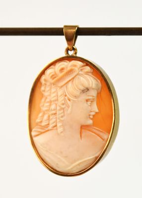 une image représentant une femme portant un collier en or