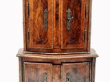 une vieille commode en bois à deux tiroirs, surmontée d'une horloge
