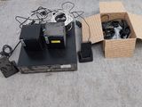 une boîte contenant un équipement électronique quelconque