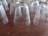 de nombreux verres à vin vides posés sur une table en bois