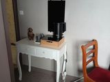 un petit bureau sur lequel est posé un téléviseur