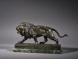 statue en bronze représentant un lion, posée sur un socle en marbre