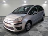 la petite voiture argentée est garée sur un carrelage à carreaux