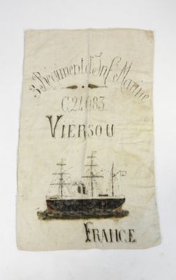 un morceau de tissu sur lequel est représenté un bateau