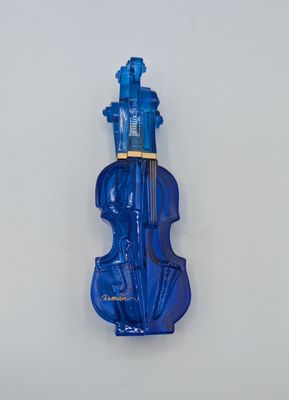 un objet bleu en forme de violon accroché au mur