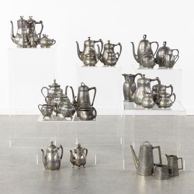 de nombreuses théières en argent exposées dans une pièce
