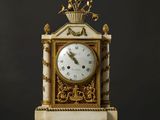 une horloge posée sur une table