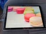 une tablette sur laquelle s'affiche une image de macarons