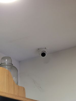 une étagère en bois sur laquelle est posé un bocal en verre