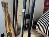 une image représentant une chambre avec un lit et une fenêtre