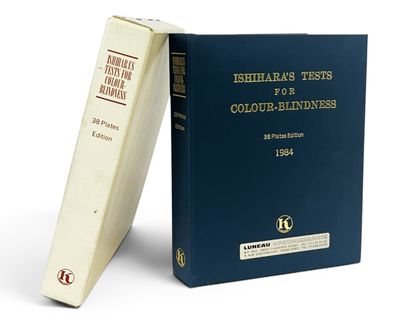 deux livres posés l'un à côté de l'autre sur une surface blanche