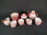un groupe de tasses et de soucoupes posées sur une table