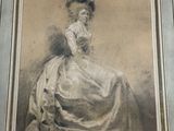 une vieille photo représentant une femme en robe blanche, assise sur une chaise