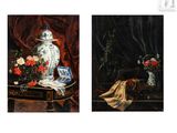 deux tableaux représentant des vases avec des fleurs posés sur une table