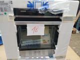 une photo d'un micro-ondes sur lequel est apposée une étiquette de prix