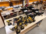 Des outils jaunes et noirs sont posés sur une table dans un atelier