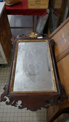 un miroir posé sur une table dans une pièce