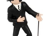 une figurine représentant un homme avec un haut-de-forme et une canne