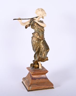 statue d'une femme jouant de la flûte, posée sur un socle en marbre