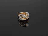 gros plan d'une bague en diamant sur une surface noire