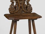 une image représentant une chaise en bois avec un dossier et des pieds sculptés