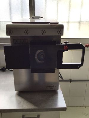 Hachoir réfrigéré de marque PSV fonctionnel, modèle CR82MR, fonctionne - Photo 1