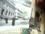 de nombreuses cartes postales anciennes et des cartes postales posées sur une table