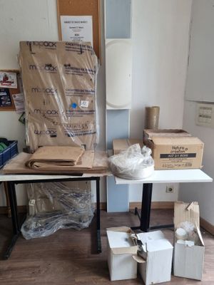 de nombreuses boîtes, les unes à côté des autres, sur une table dans une pièce