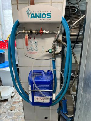 un tuyau bleu raccordé à un distributeur d'eau dans une cuisine