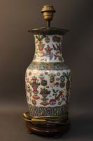 CHINE. Vase balustre en porcelaine à décor polychrome reposa…