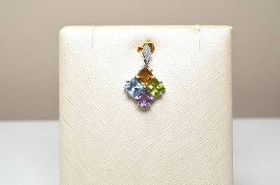 Un pendentif "tutti frutti" en argent serti de 4 cts env de …