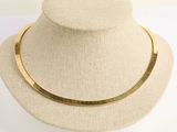 gros plan d'un mannequin portant un collier