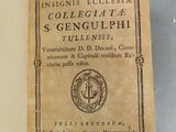 un livre ouvert sur lequel figure l'image d'un phoque