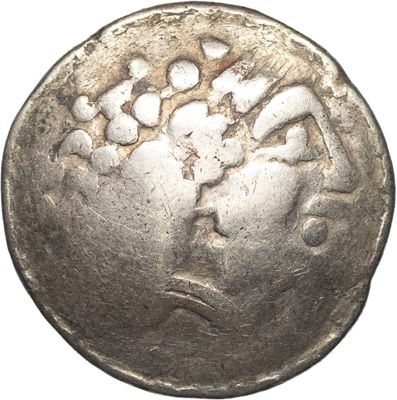 Gros plan sur une pièce de monnaie en argent portant un visage de femme