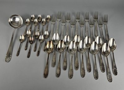 de nombreuses cuillères et fourchettes disposées sur la table
