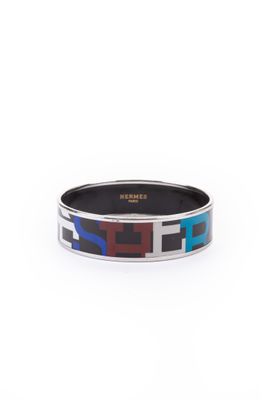 gros plan d'un bracelet sur fond blanc