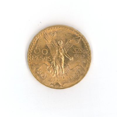 une pièce d'or posée sur une surface blanche, avec une femme tenant une raquette de tennis