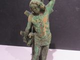 figurine en bronze représentant un homme tenant un oiseau sur son épaule