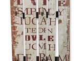 trois morceaux de bois sur lesquels sont peints des mots sur fond blanc