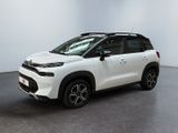 Une Citroën blanche est garée dans une pièce blanche