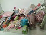 une pile d'objets assortis sur une table