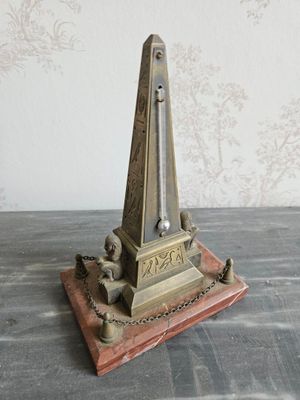 une horloge posée sur une table