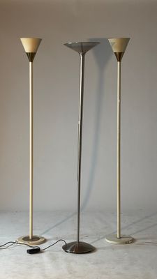 trois lampadaires posés sur un sol en marbre