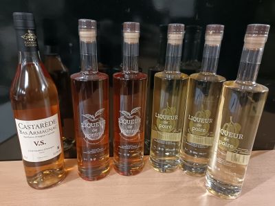 plusieurs bouteilles d'alcool sont alignées sur une table