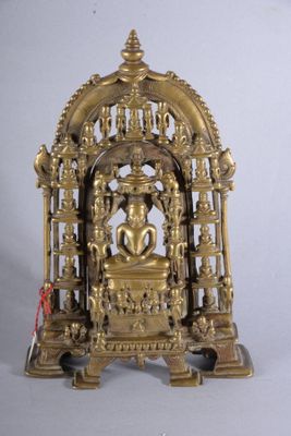 figurine en laiton représentant un éléphant dans une cage, sur fond blanc