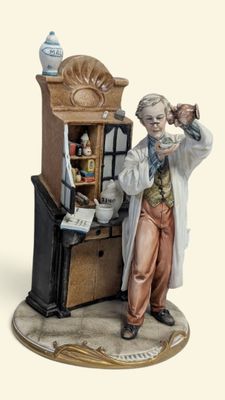 une figurine représentant un homme debout devant une armoire