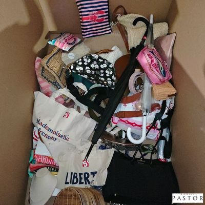 une boîte en carton remplie d'objets divers et un chapeau
