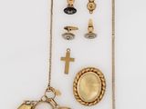 un assortiment de bijoux en or et en argent, comprenant notamment une croix, un pendentif et une chaîne