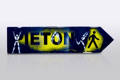 un panneau de signalisation bleu et jaune sur lequel figure un homme en train de marcher